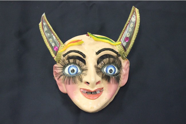 カーニバルに登場する女悪魔を表した仮面。