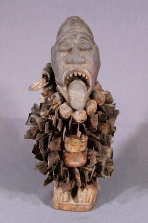 呪医を象った彫像。身体に刺さった鉄片は、妖術や邪術に対抗するための防御の意味がある。