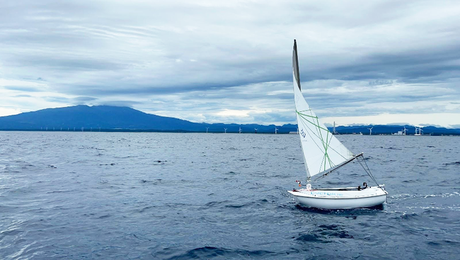 鳥海山をバックに自動帆走する 帆船型ドローンAST-231