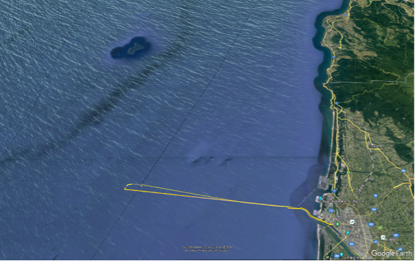 写真：航跡 44kmのうち19kmを無人自動帆走。左上の島が「飛島」 （地図：Google Earth）