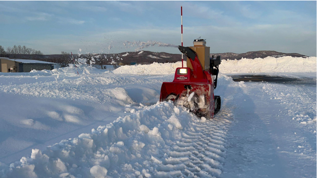 写真：自動化した市販小型除雪機