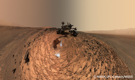 火星の「マリアス・パス」と呼ばれる地域で撮影した、NASAの火星探査車「キュリオシティ」のセルフポートレート （C）NASA／JPL-Caltech／MSSS