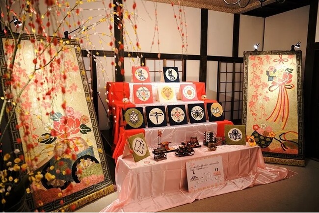 鍋島緞通で飾るひなまつり（展示館：旧三省銀行）