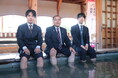 竜王戦翌日、藤井聡太竜王と佐々木勇気八段、あわら温泉『芦湯』でフォトセッション!2種類の源泉と福井の笏谷石を使った足湯で癒やしを
