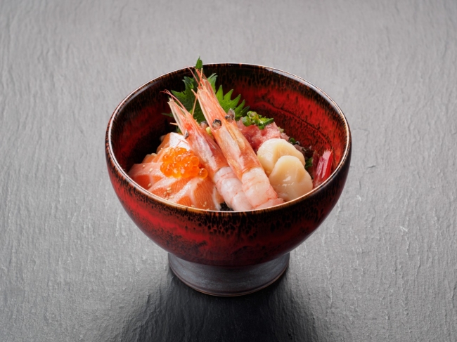 北海海鮮丼 980円　市場直送海鮮の鮮度を活かして提供している一品です。店内では天丼・天ぷら以外のメニューもお楽しみ頂けます。