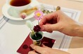 《芸術の秋 展覧会企画》 「いけばな」文化を体験しながらアートの世界に触れる体験型カフェメニュー『おちょこdeちょこっと花時間』を10月21日(火)より期間限定でスタート