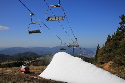 スキージャム勝山 1日300㌧の造雪能力を誇る人工造雪機本格稼働｜東急