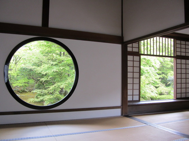 新緑の季節の源光庵 本堂「悟りの窓」「迷いの窓」
