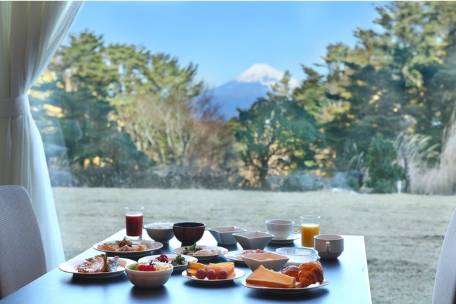 晴れた日には富士山を眺めながら、伊豆の地産食材を使用したご朝食をお召し上がりいただけます