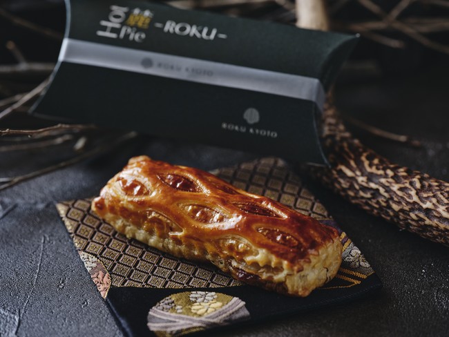 <HOT 麓 PIE> Chef’s Table の新シグニチャーメニュー。 鹿肉のミンチをベースに、半分はフォアグラを使用したフレンチテイスト、もう半分は 出汁の味わいを活かした和テイストと、 変化する 2 つの味わいが楽しめるパイです。 <HOT 麓 PIE> Chef’s Table の新シグニチャーメニュー。 鹿肉のミンチをベースに、半分はフォアグラを使用したフレンチテイスト、もう半分は 出汁の味わいを活かした和テイストと、 変化する 2 つの味わいが楽しめるパイです。