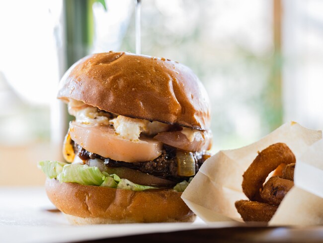 ピーチーズバーガー|サイドメニューのフライドオニオンが付いて1,520円(税込) ピーチーズバーガー|サイドメニューのフライドオニオンが付いて1,520円(税込)