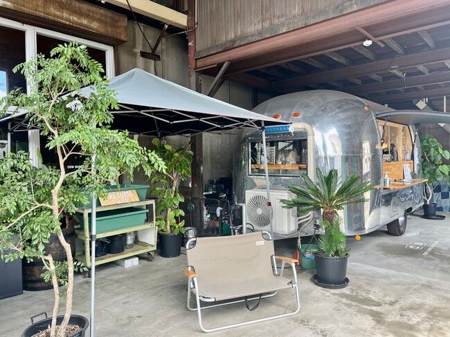 ガレージ内観COW BURGERSのフードトレーラー ガレージ内観COW BURGERSのフードトレーラー