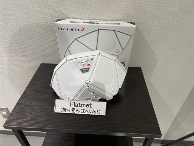薄さ追求のため折り曲げる場所やパーツが多い複雑な構造のヘルメットの製造には、高い技術が求められる。