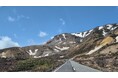 5月だからこそ見られる奇跡。残雪の白と新緑のコントラストを、手ぶらで楽しむ『浄土平スカイアクセス』