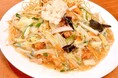 『肉野菜炒め ベジ郎』 進化メニュー登場!!一日分の野菜が取れる 〘皿うどん〙 !!
