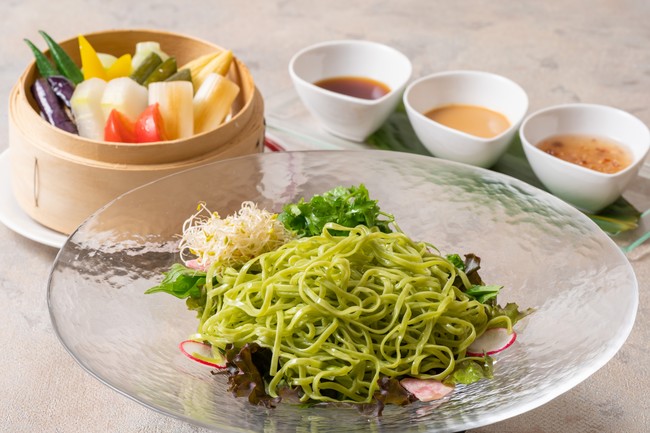 中華蒸籠でご提供「旬の野菜たっぷり翡翠冷麺」