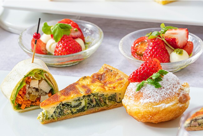 （上）苺とトマト、 モッツアレラチーズのカプレーゼ （左）チキンと野菜のラップサンド （中央）ベーコンとほうれん草の キッシュロレーヌ