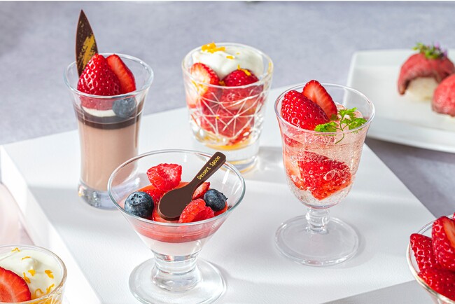 （左上）パンナコッタショコラ （右上）ロマノフ （左下）ストロベリームース （右下）苺とシャンパンロゼジュレ