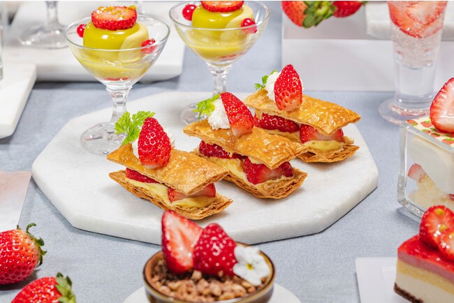 (左上)ムースピスタチオ (右下)ストロベリーパイ (左上)ムースピスタチオ (右下)ストロベリーパイ