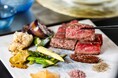 日本名牛の旅 極上“米沢牛”フェア 料理長が山形で厳選した「米沢牛」と初夏を知らせる旬の恵み 横浜の夜景を一望する鉄板レストランで素材の美味しさを楽しむ