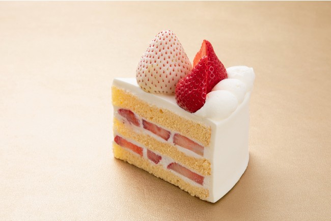 紅白苺のコントラストと苺の断面も美しいショートケーキ