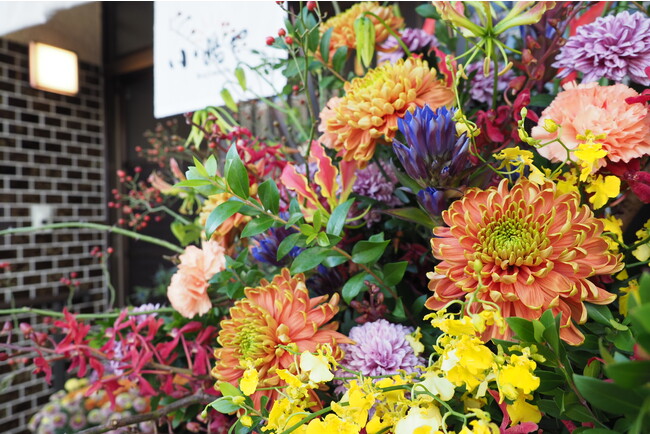 松本光氏の作品を多く見ることができる花と和菓子展を開催