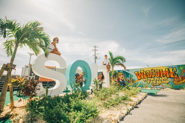 伊良部大橋を眺めながらのサンセット 写真に撮りたくなる海外アーティストによるストリートアート 宮古島に新たな観光スポット Solt ソルト がopen 株式会社 Soltのプレスリリース