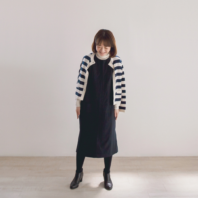 起毛ストレッチワンピース 9,460円（税込）、ウォッシャブルニットタートルネック（ホワイト） 7,920 円（税込）、ウォッシャブルニットカーディガン（ネイビー×ホワイト） 9,460 円（税込）