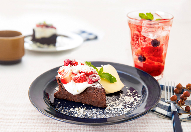 ゆとりの空間カフェ レストラン 12月1日よりクリスマス限定 濃厚なチョコレートケーキとベリーベリーソーダのデザート セットが登場 冬の季節限定メニューも12月7日よりスタート 株式会社ゆとりの空間のプレスリリース