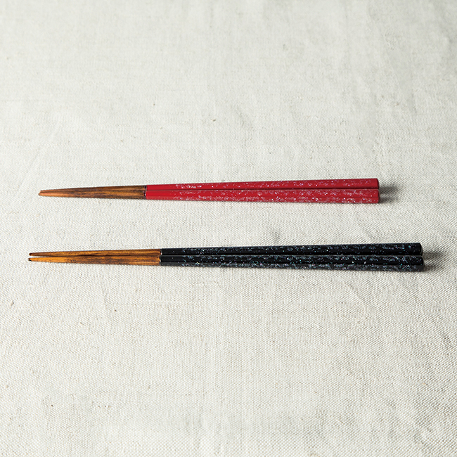 螺鈿ちらし箸（黒・赤）各￥2,700（税込）