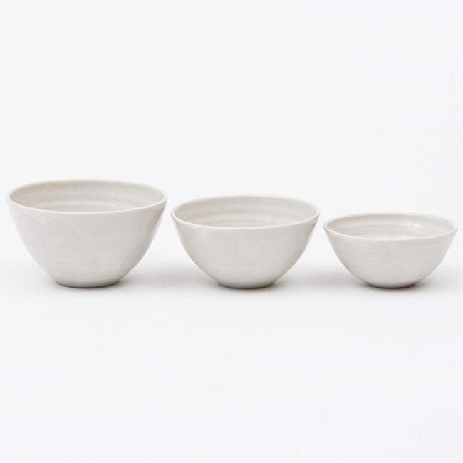 左から）白花 飯碗 L ￥4,320（税込）、白花 飯碗 M ￥3,780（税込）、白花 飯碗 S ￥3,240（税込）
