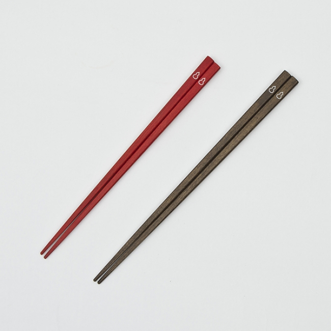 ひょうたん箸 赤 21.5cm ￥1,296（税込）、ひょうたん箸 黒 23.5cm ￥1,296（税込）※ともに10月19日発売予定