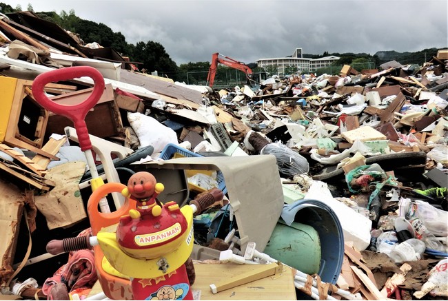 浸水被害を受けて集められた廃棄物。被災地で繰り返される光景。佐賀県武雄市・北方運動公園。8月18日撮影（C）AAR
