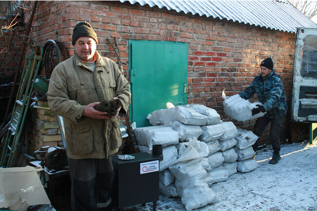 ウクライナ東部のトレツク地区で燃料とストーブを受け取る受益者 (JPF事業より)　(C)Emmanuel Charity Association (OBJパートナー団体)