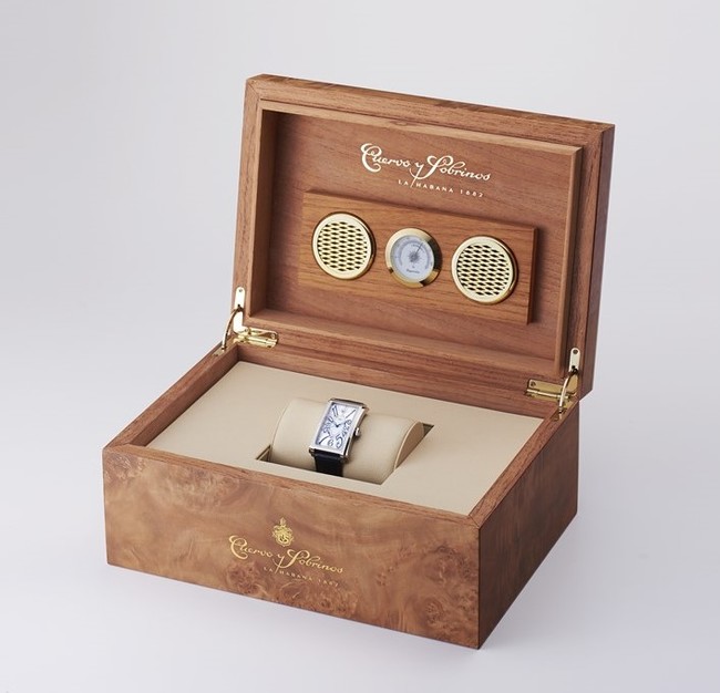 クエルボ・イ・ソブリノスの時計は葉巻を収納する本物のヒュミドールで納品される。