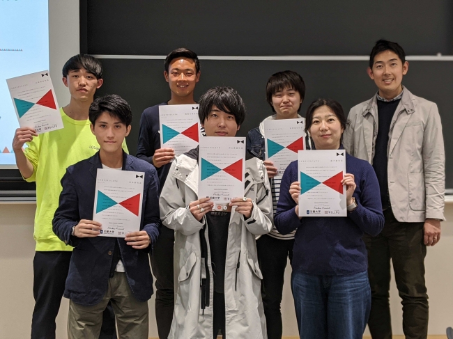 自分たちONEGIFTは近畿大学で開催されたkindai startup academy3期生で構成されたメンバーです。写真右：講師の黒石健太郎