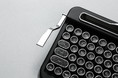 いにしえのタイプライターが現代によみがえる、ワイヤレスキーボード「PENNA KEYBOARD」を発売