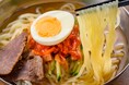 【大好評につき数量限定で再販】芸能人やグルメインフルエンサー絶賛!焼肉屋「牛恋」の通販商品『鶏だし冷麺』セットが再登場!