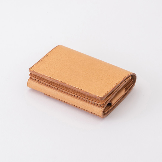 二つ折り状態で使用可能な大容量でコンパクトな三つ折り財布。ビジネス