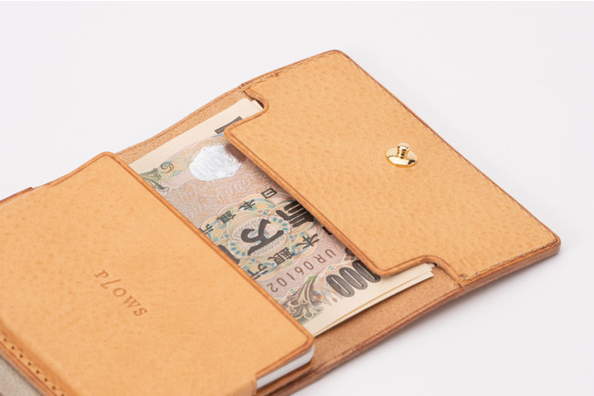 二つ折り状態で使用可能な大容量でコンパクトな三つ折り財布。ビジネス 