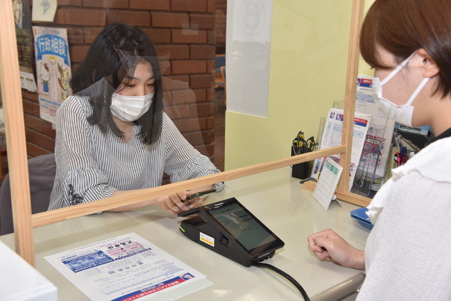 奥州市の市民窓口におけるキャッシュレス決済導入の様子 奥州市の市民窓口におけるキャッシュレス決済導入の様子