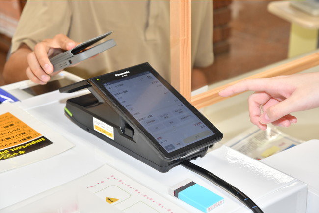 奥州市の市民窓口におけるキャッシュレス決済導入の様子 奥州市の市民窓口におけるキャッシュレス決済導入の様子