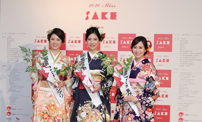左より2020 Miss SAKE 準グランプリ 須山 梨菜、グランプリ 松井詩、同準グランプリ 福田友理子
