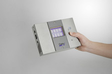 学校や商業施設などの有人環境下にそのまま設置・使用できる222nm