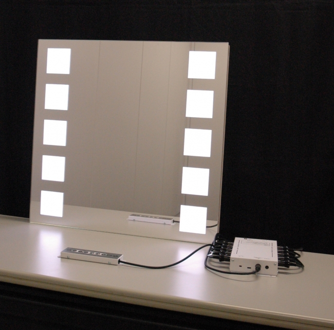 メーク用有機EL照明システム「OLE-B02」　標準システムを鏡に組み込んだ使用例