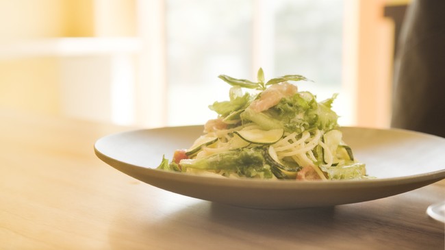 生ハムとバジルのサラダパスタ：冷やしたパスタと生ハム、バジル、お好みの野菜を「生ドレッシング玉葱と塩麹」、レモン汁、オリーブ油、黒胡椒で和えます