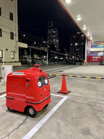 Ｄｒ．Ｄｒｉｖｅ月島ＳＳに停車している自動宅配ロボット