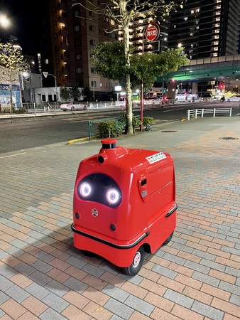 公道走行中の自動宅配ロボット