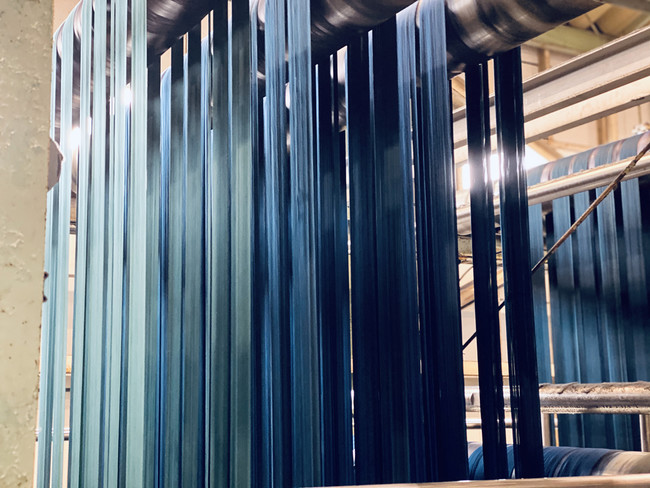 井原デニム の透明感のある藍色染色工程