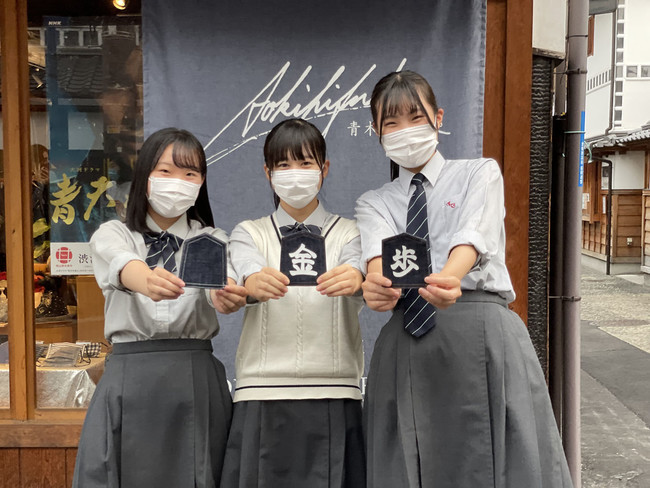 完成した歩成金デニムコースター